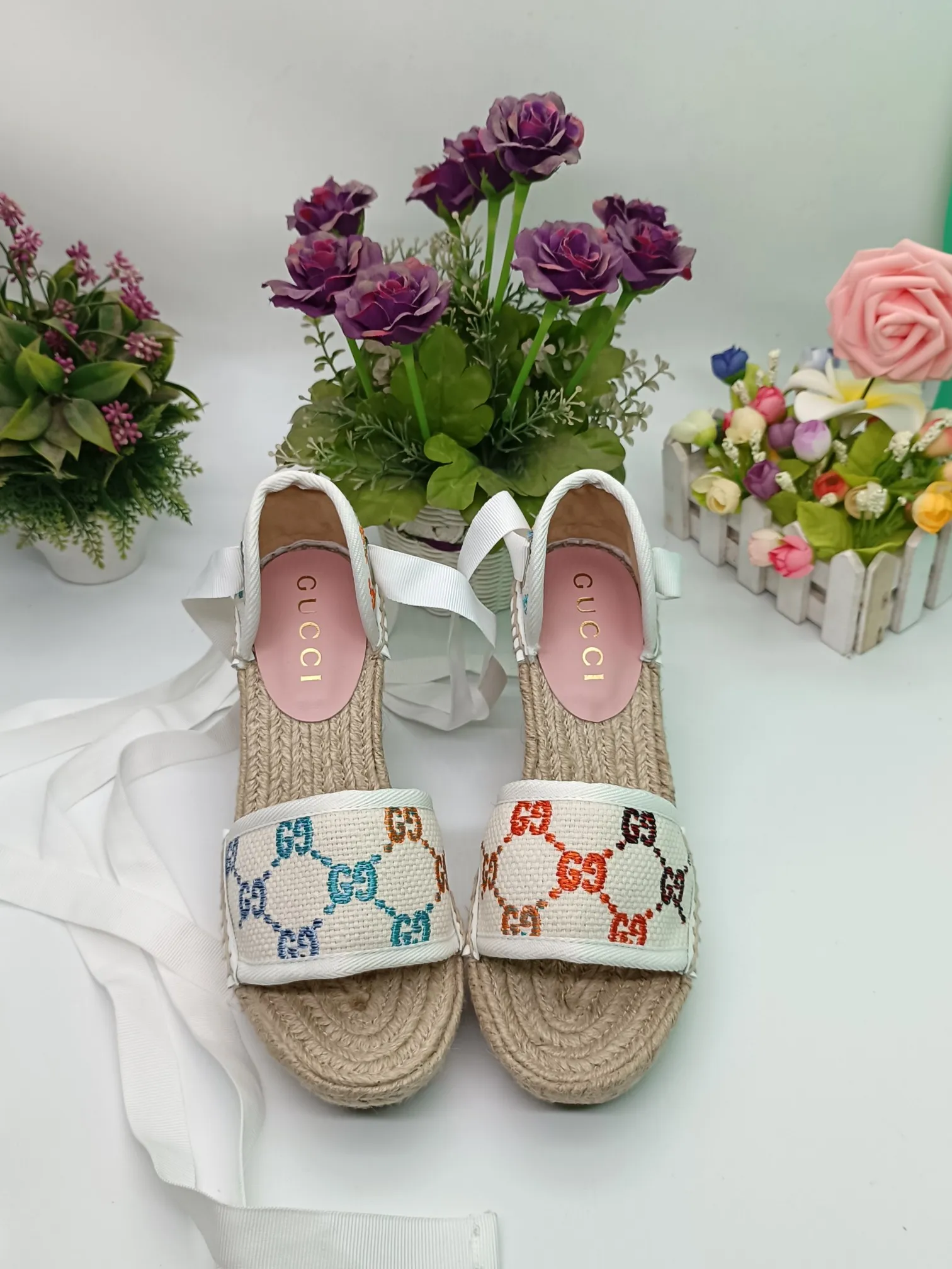 👟👟Ex-factory price 440👟👟 GUCCI wedge fisherman sandals, thick-soled straw, high-end quality, fabric: double G fabric, electric embroidery, lining: mixed sheepskin lining, yardage: 35～42, color: pure white. Dear new and old customers, the picture has been updated, please transfer the image to change. The upgraded version of the wedge heel currently has more than 40 colors. Transfer the image to sell.